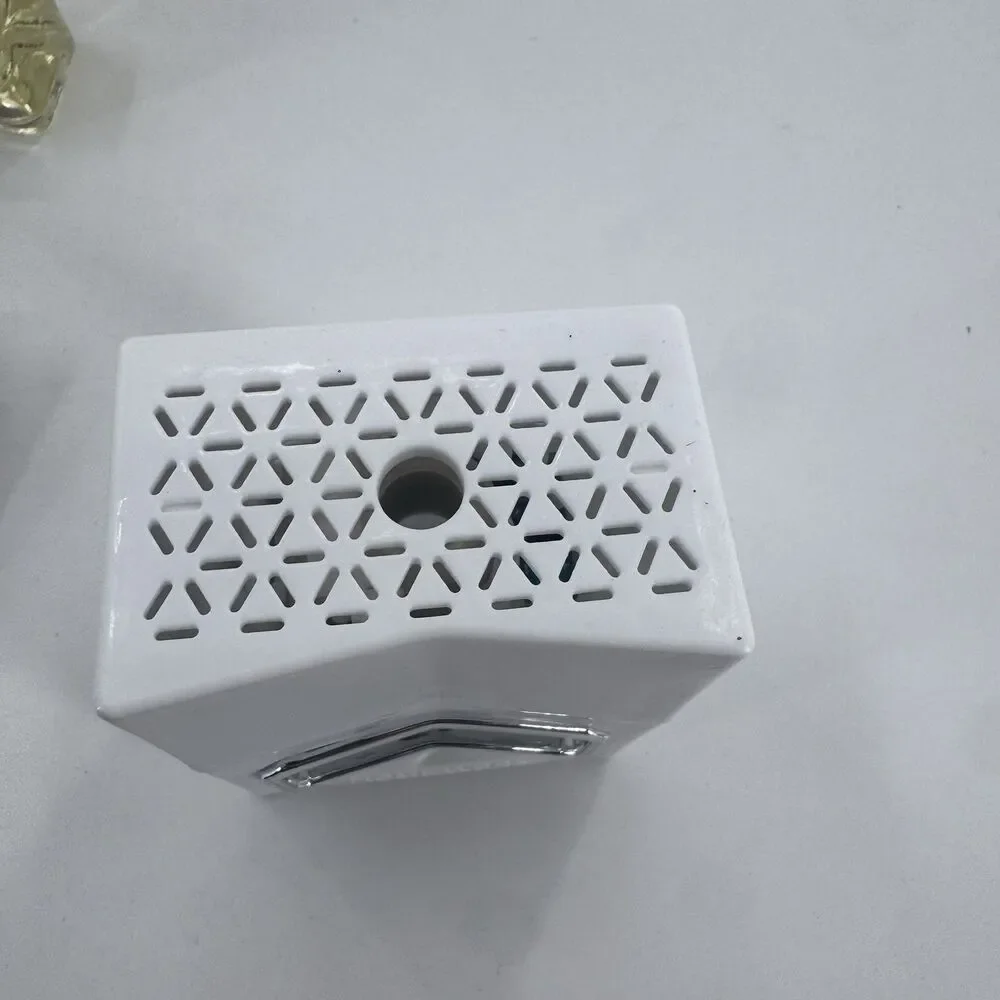 HOMEWORX SLATKIN & CO  2 PLUG-IN DIFFUSER And 4 Holiday Refills Fast Shipping